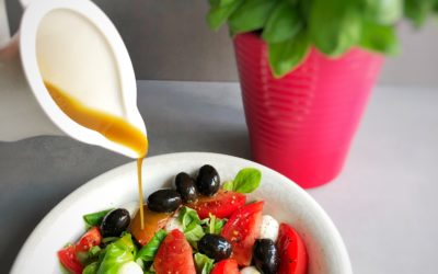 Sałatka z roszponki z mozarellą, pomidorem i oliwkami